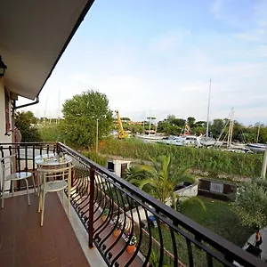 A La Vue Bagno Condiviso Shared Both2piano No Lift No Navetta A Pagamento Aria Condizionata Ed Extra Bed 3 Minuti A Piedi Da Bus Per Fiera Di Roma Maison d'hôtes
